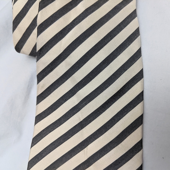 Ermenegildo Zegna Black and Cream Striped Silk Tie - Picture 2 of 5
